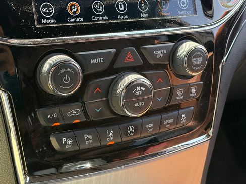 Used 2021 Jeep Grand Cherokee Overland AWD/4WD image 8