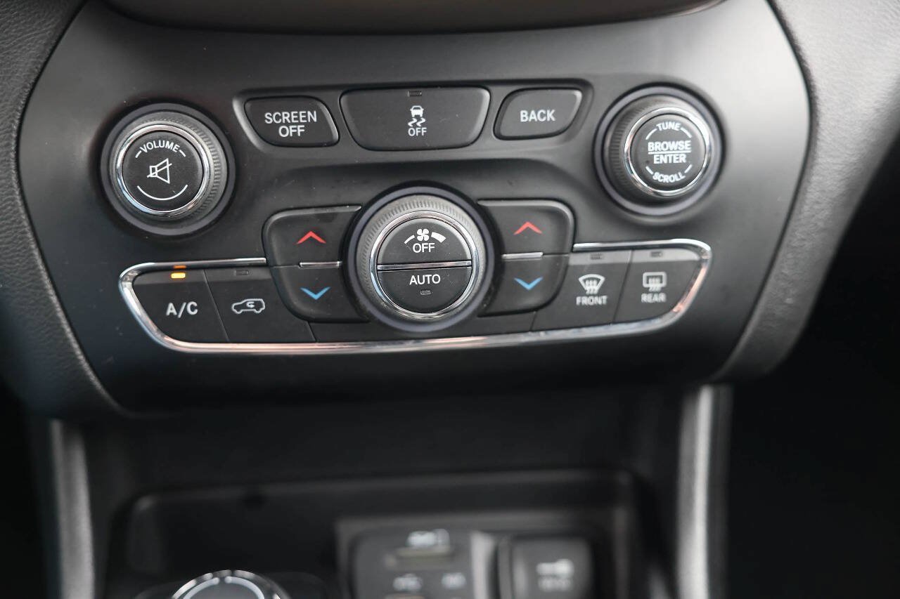Used 2017 Jeep Cherokee Limited AWD/4WD image 25
