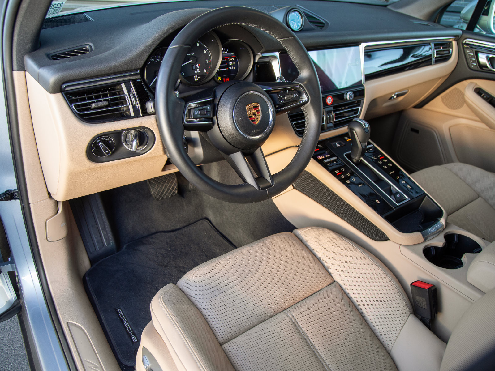 Certified 2026 Porsche Macan AWD/4WD image 4