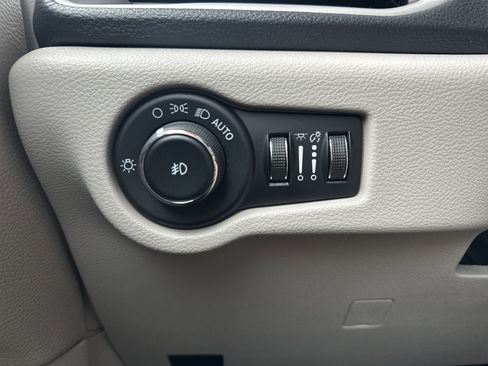 Used 2023 Chrysler Pacifica Touring-L image 24