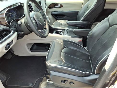 Used 2023 Chrysler Pacifica Limited FWD image 10