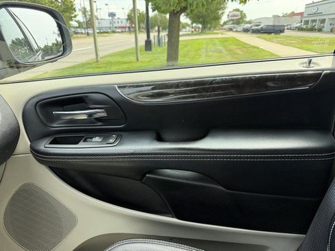 Used 2015 Chrysler Town & Country Touring-L w/ Driver Convenience Group FWD image 40