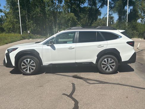 Used 2025 Subaru Outback Premium AWD/4WD image 2