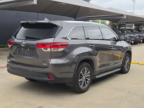 Used 2019 Toyota Highlander XLE FWD image 3