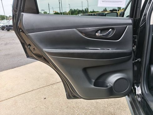 Used 2017 Nissan Rogue SV FWD image 21