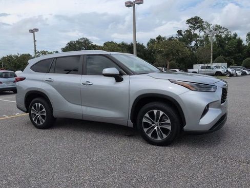 Used 2023 Toyota Highlander XLE FWD image 1
