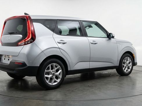 Used 2025 Kia Soul LX w/ LX Technology Package FWD image 9