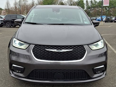 Used 2023 Chrysler Pacifica Touring-L FWD image 8