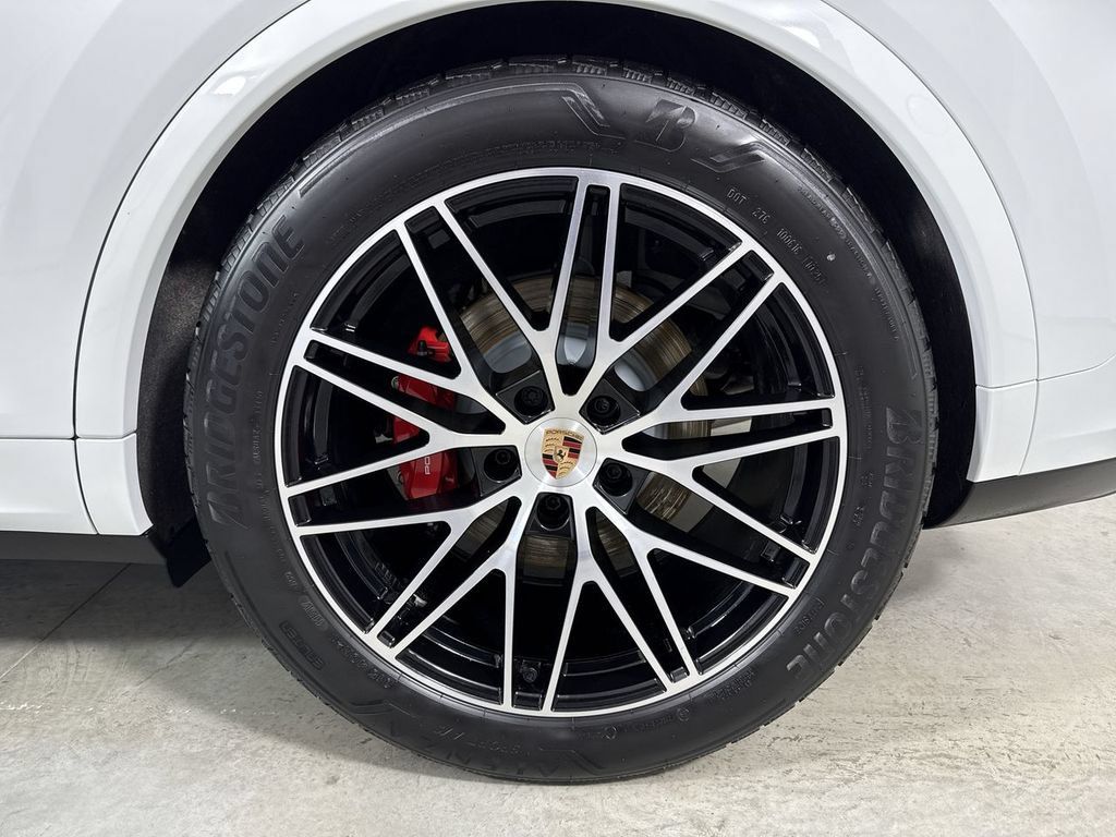 Used 2025 Porsche Cayenne S AWD/4WD image 14