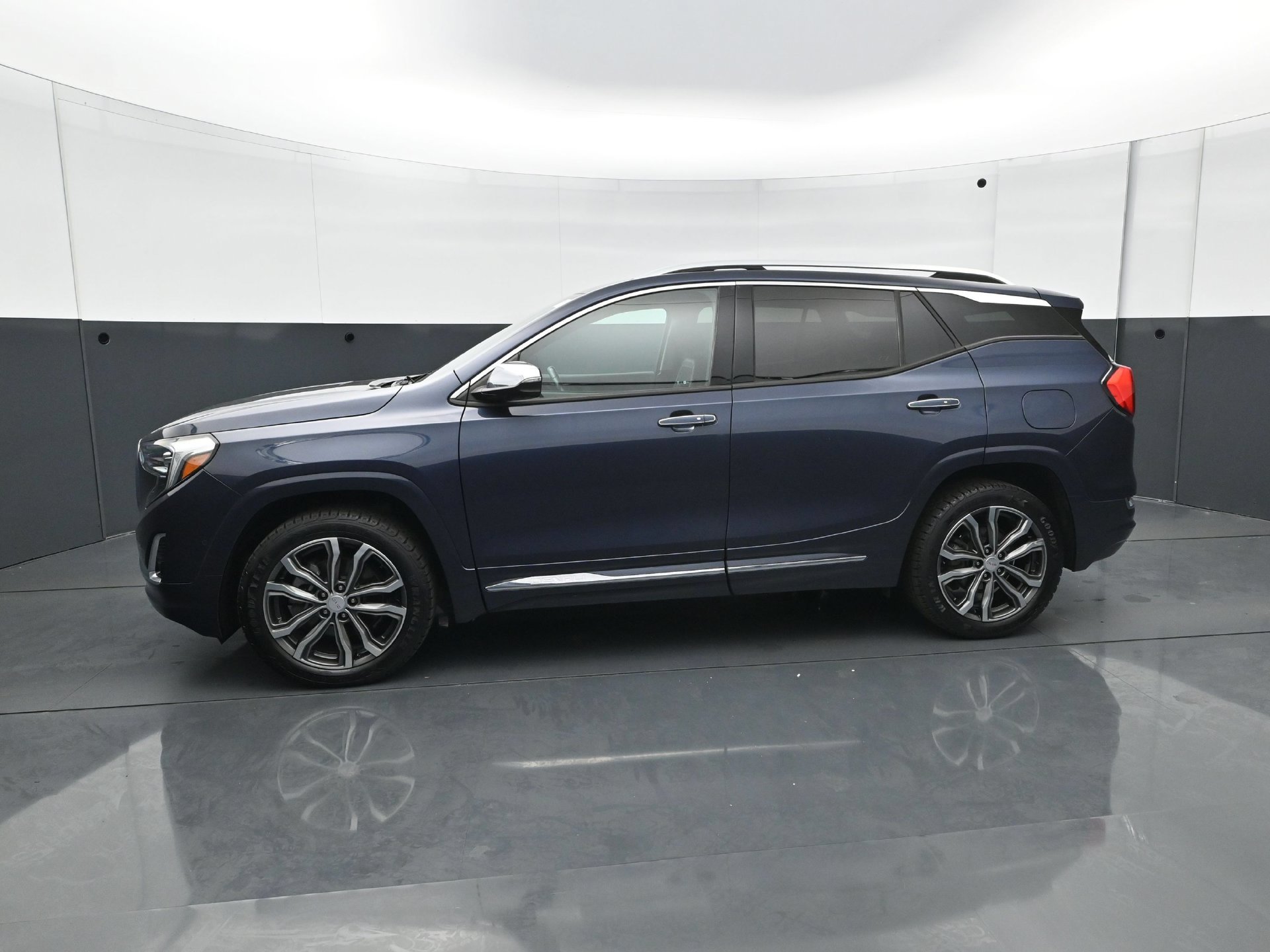Used 2018 GMC Terrain Denali w/ Advanced Safety Package AWD/4WD image 3