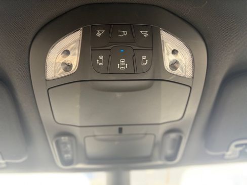 Certified 2025 Chrysler Pacifica Limited FWD image 36