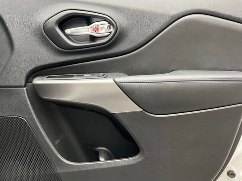 Used 2019 Jeep Cherokee Latitude w/ Popular Appearance Group FWD image 20