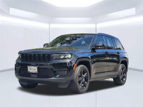 Used 2023 Jeep Grand Cherokee Altitude AWD/4WD image 8