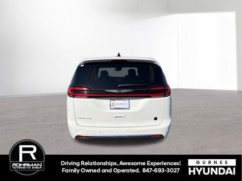 Used 2023 Chrysler Pacifica Touring-L FWD image 8