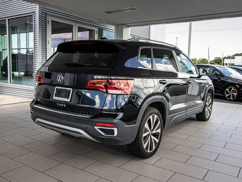 Used 2023 Volkswagen Taos SE w/ Panoramic Sunroof Package FWD image 2