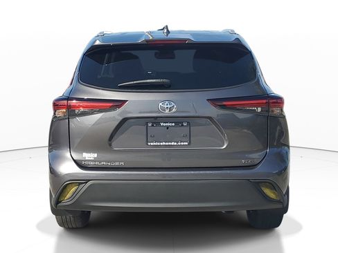 Used 2024 Toyota Highlander XLE FWD image 5