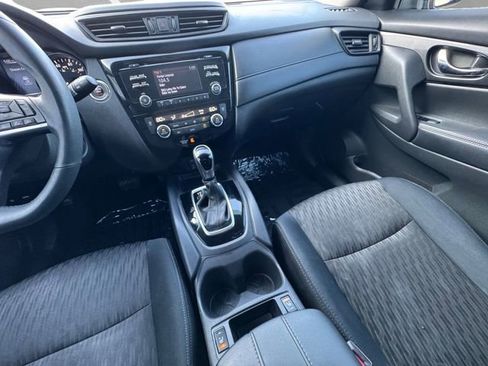 Used 2017 Nissan Rogue SV image 3