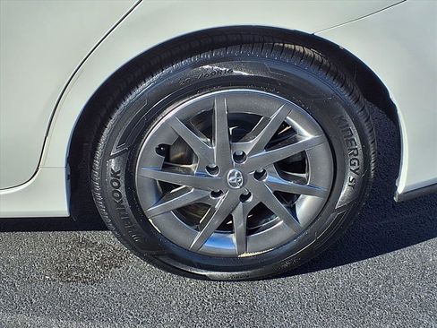 Used 2017 Toyota Prius V Three image 19