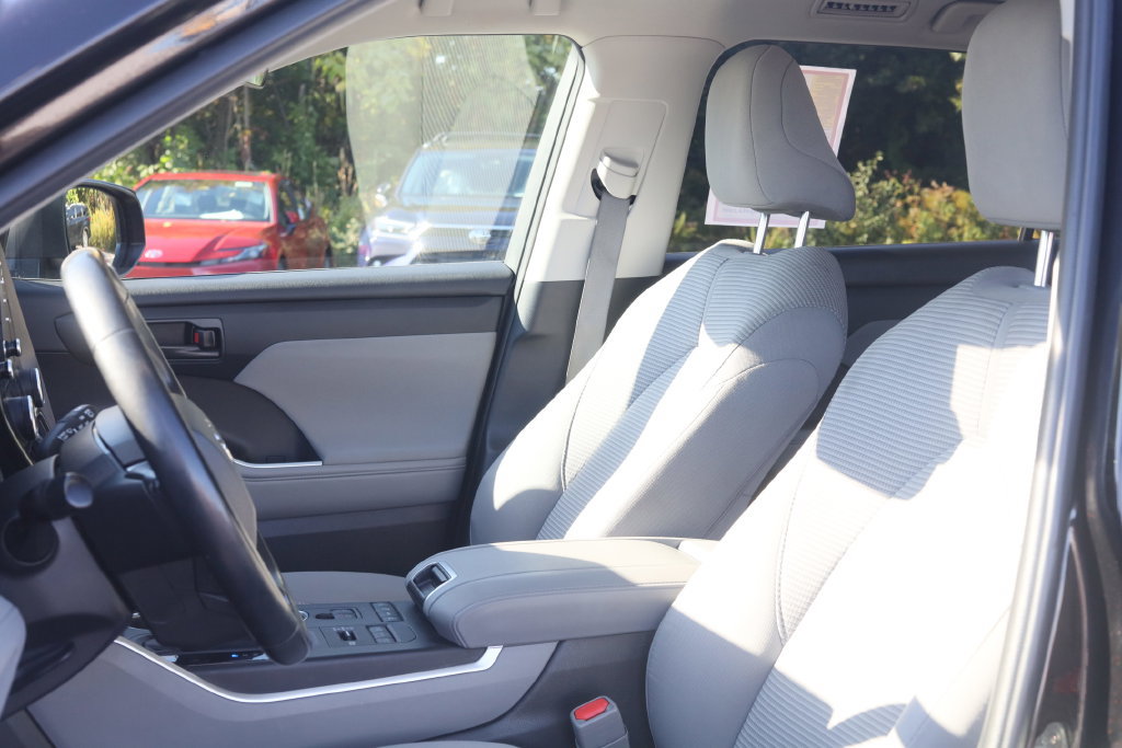 Used 2022 Toyota Highlander LE AWD/4WD image 23