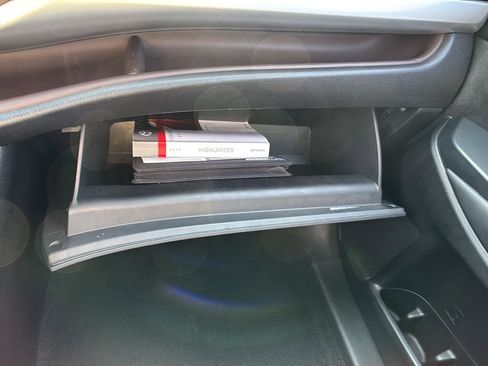 Used 2017 Toyota Highlander XLE image 37