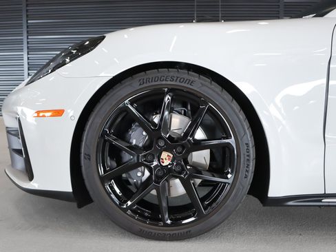 Used 2025 Porsche Panamera image 32