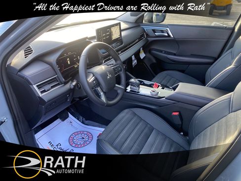 New 2025 Mitsubishi Outlander SE image 14