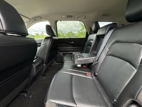 Used 2023 Nissan Pathfinder SL w/ Black Appearance Package AWD/4WD image 25