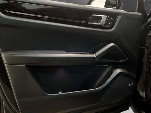 Used 2019 Porsche Cayenne w/ Premium Package image 14