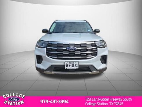Used 2025 Ford Explorer Active RWD image 2