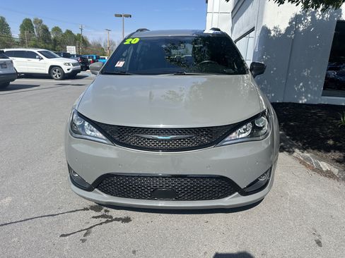 Used 2020 Chrysler Pacifica Limited w/ Advanced Safetytec Group FWD image 9