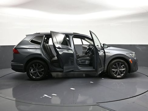 Used 2022 Volkswagen Tiguan SE AWD/4WD image 33