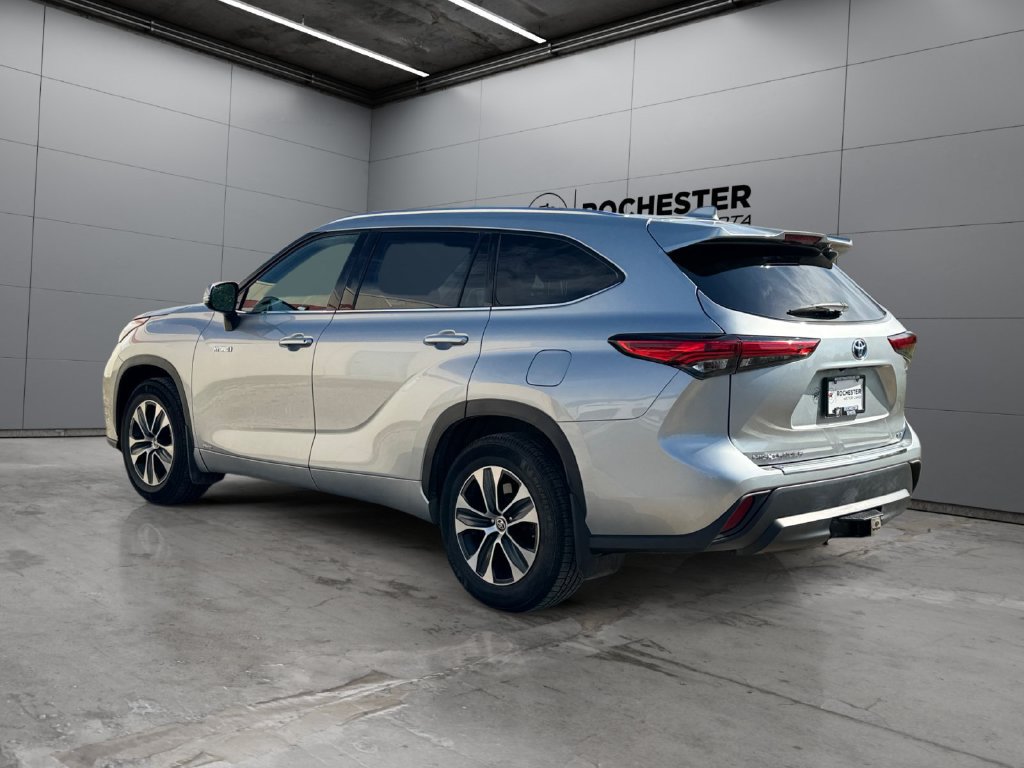 Used 2020 Toyota Highlander XLE AWD/4WD image 3