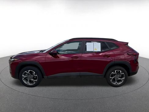 Used 2025 Chevrolet Trax LT FWD image 8