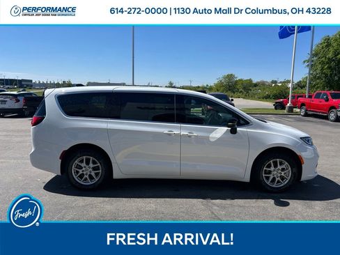 Used 2025 Chrysler Pacifica Select FWD image 3