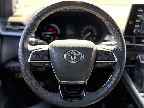 Used 2023 Toyota Sienna XLE Woodland Edition image 9