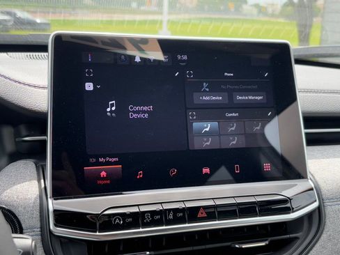 Used 2024 Jeep Compass Latitude image 9