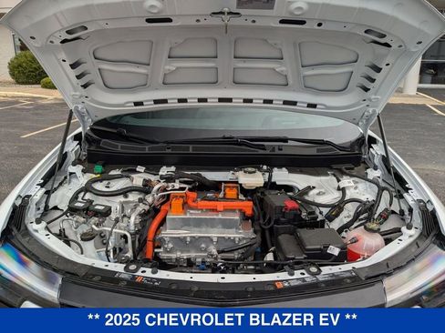 New 2025 Chevrolet Blazer EV LT image 32