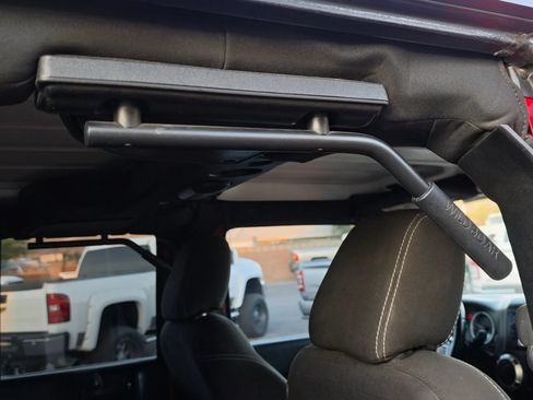 Used 2018 Jeep Wrangler Unlimited Sahara AWD/4WD image 28