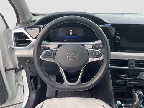 Certified 2025 Volkswagen Taos SE image 12