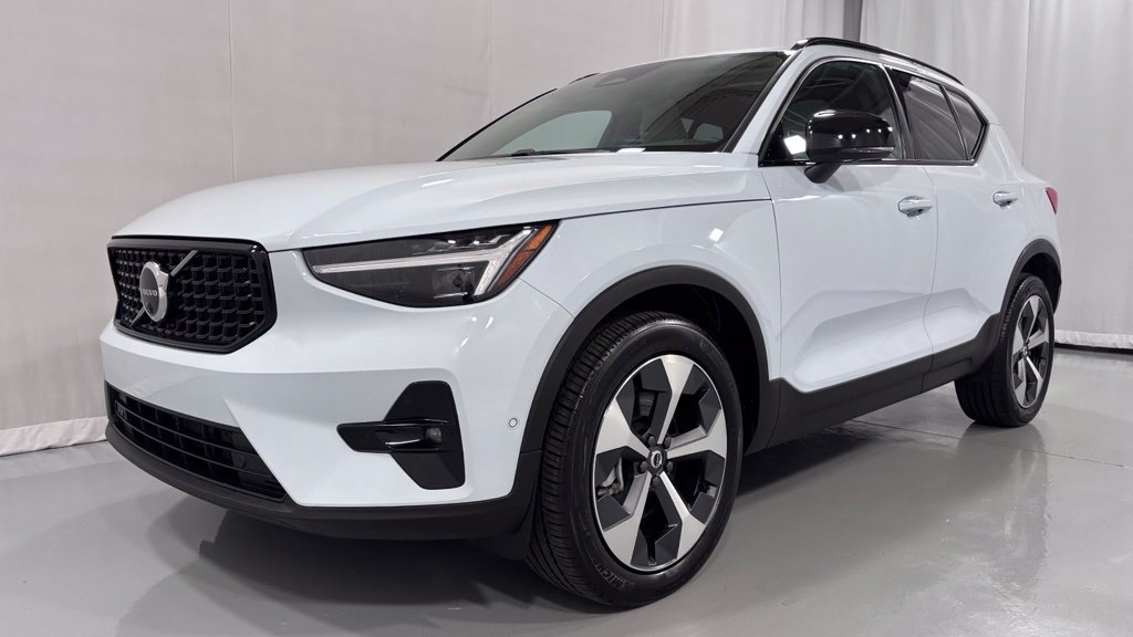 Certified 2026 Volvo XC40 B5 Plus AWD/4WD image 1