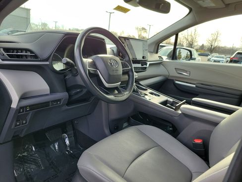 Used 2024 Toyota Sienna XLE image 19