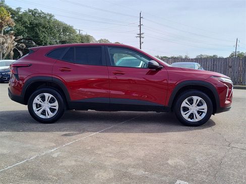 Used 2025 Chevrolet Trax LS image 12