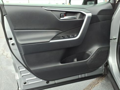 Used 2025 Toyota RAV4 XLE Premium image 4