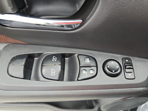 Certified 2023 Nissan Kicks SR FWD image 25
