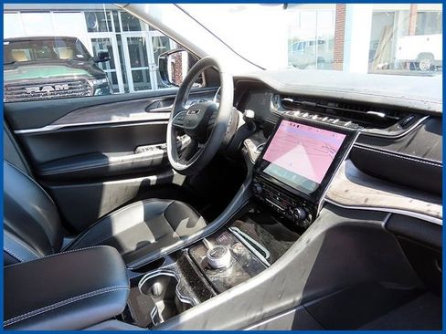 Used 2023 Jeep Grand Cherokee Limited AWD/4WD image 9