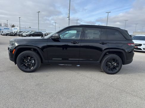 New 2025 Jeep Grand Cherokee Altitude w/ Trailer Tow Package AWD/4WD image 3