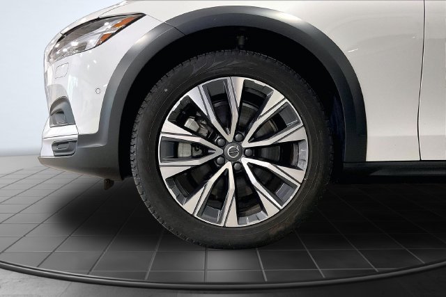 Certified 2025 Volvo V90 B6 Cross Country Plus AWD/4WD image 11