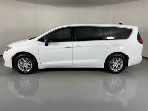New 2026 Chrysler Pacifica Select FWD image 5