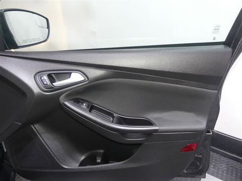 Used 2018 Ford Focus SE FWD image 18
