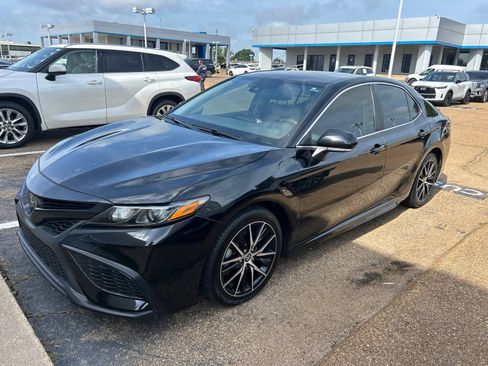 Used 2023 Toyota Camry SE FWD image 1